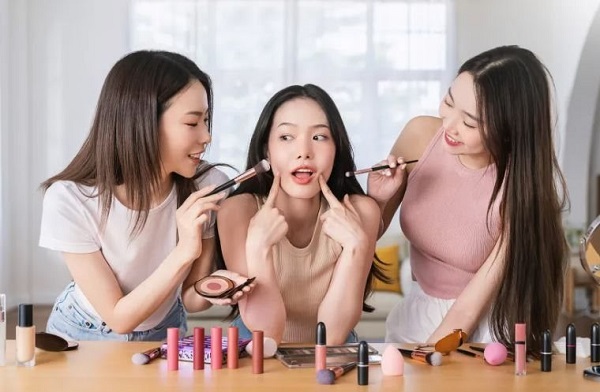 Gen Z chọn mỹ phẩm theo giá hay giá trị
