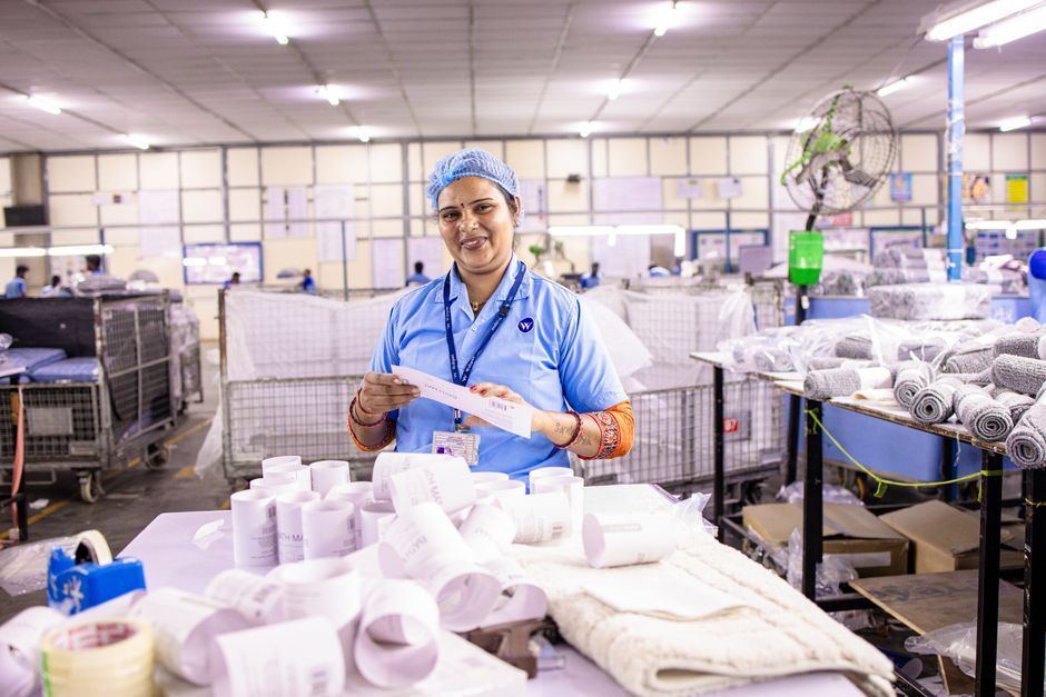 Kỹ thuật viên kiểm tra chất lượng sản phẩm gia công mỹ phẩm giá rẻ tại xưởng