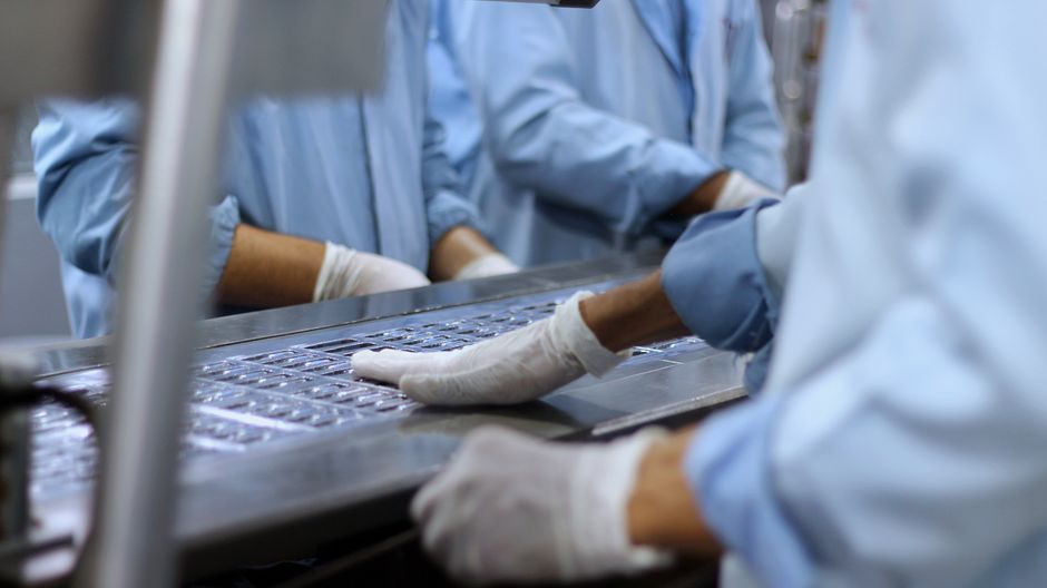 Kỹ thuật viên kiểm tra chất lượng trong quy trình gia công mỹ phẩm giá rẻ uy tín.